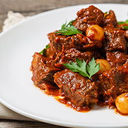 Stifado crétois, ragoût de bœuf aux oignons et à la tomate, plat mijoté typique de la cuisine grecque.