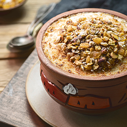 Om Ali, dessert égyptien crémeux aux fruits secs et lait, gratiné au four, douceur traditionnelle.
