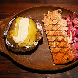 Poisson grillé et pommes de terre, cuisine traditionnelle finlandaise en Laponie, spécialités nordiques
