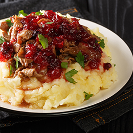 Poronkäristys, ragoût de renne finlandais servi avec purée et airelles, spécialité traditionnelle de Laponie