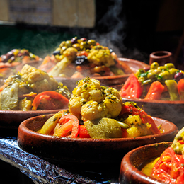 Tajines marocains de légumes et viandes, cuisson lente en plat en terre cuite, cuisine du terroir