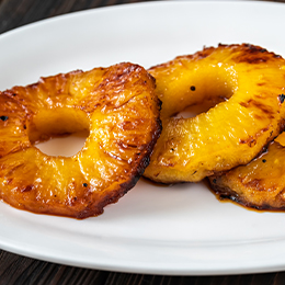 tranches d'ananas caramélisés, spécialités de la république dominicaine