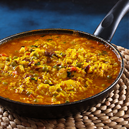 Locrio, spécialité de la république dominicaine, poêle avec riz et viandes