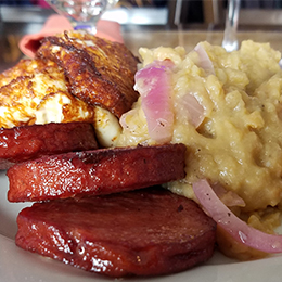 Mangú dominicain traditionnel, purée de banane plantain accompagnée d’oignons rouges et spécialité locale du petit-déjeuner