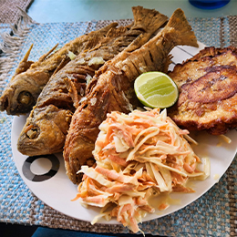 Poissons grillés en République dominicaine, spécialité des Caraïbes servie avec bananes plantain et légumes frais