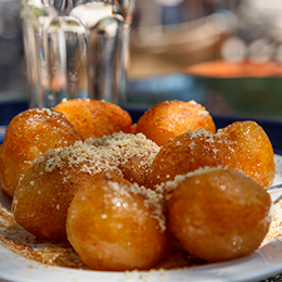 Loukoumades, beignets grecs au miel et à la cannelle, douceur traditionnelle à savourer lors d’un séjour à Rhodes