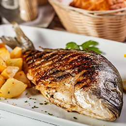 Poisson grillé en taverne à Rhodes, spécialité locale en bord de mer, cuisine grecque fraîche et savoureuse