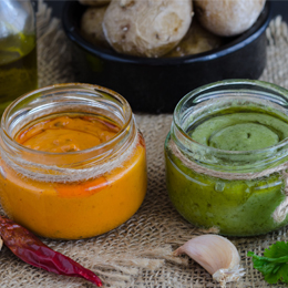 Sauces mojo rojo et mojo verde de Tenerife, spécialités canariennes épicées servies avec ail, piments et herbes fraîches.