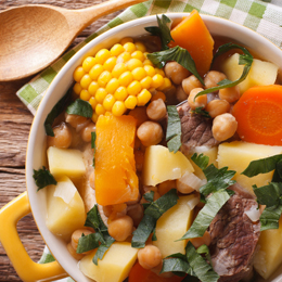 Puchero canarien à Tenerife, ragoût traditionnel avec légumes, pois chiches et viande, plat familial réconfortant.