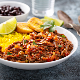 Ropa vieja canarienne à Tenerife, effiloché de viande et légumes servi avec riz et citron vert, plat emblématique local.