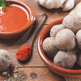 Papas arrugadas de Tenerife avec sauces mojo, pommes de terre ridées au sel, spécialité incontournable des Canaries.