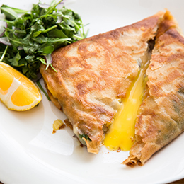 Brick tunisienne croustillante garnie d’œuf et de thon, spécialité culinaire traditionnelle à déguster en Tunisie