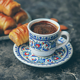Café turc servi en tasse traditionnelle, mousse onctueuse et rituel convivial au cœur de la culture turque.