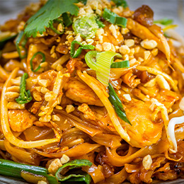 Pad Thai traditionnel thaïlandais, nouilles sautées aux crevettes, cacahuètes et herbes fraîches, spécialité emblématique